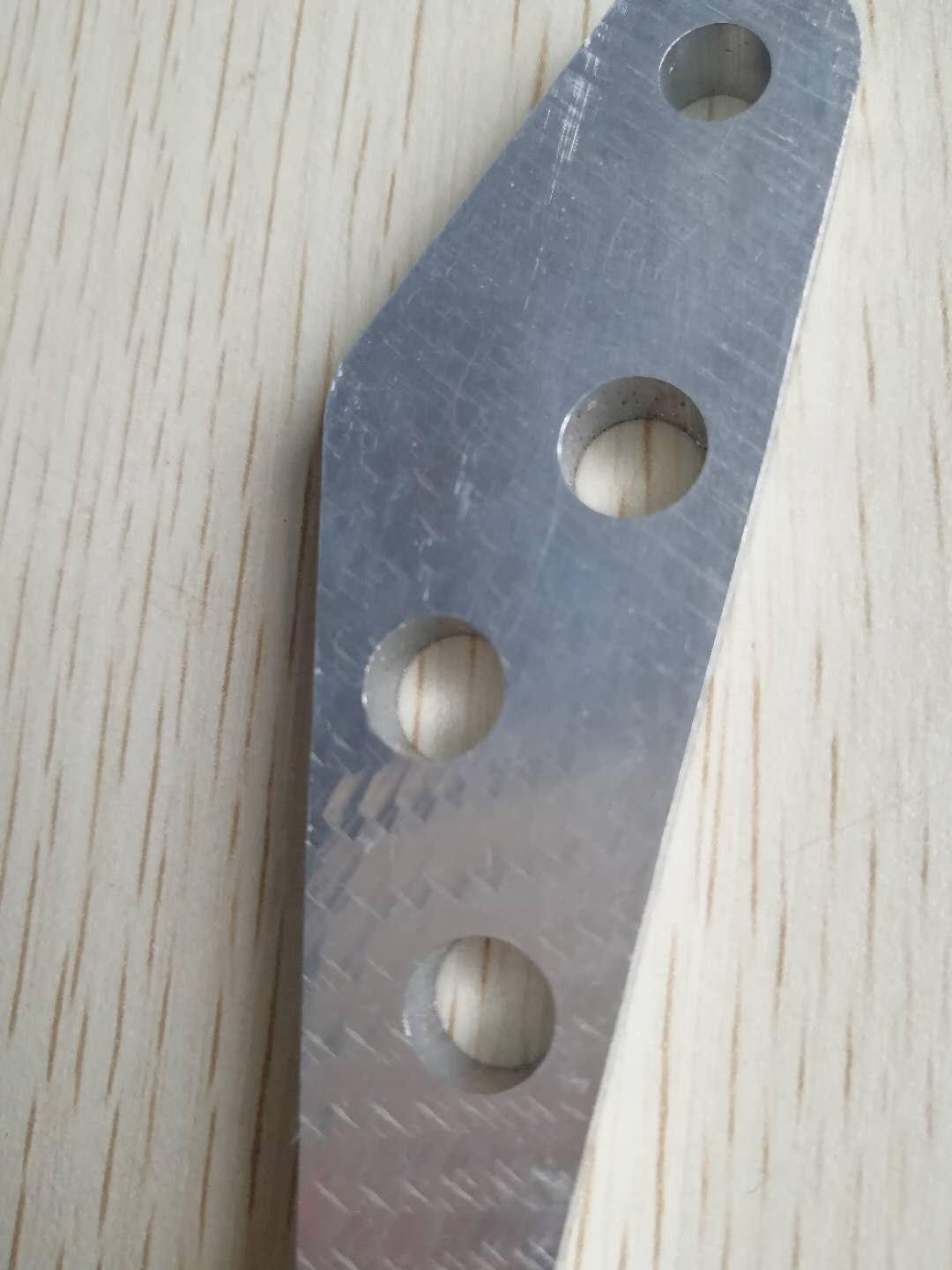 Cutting aluminum profiles is the reason for the knife lines on the section