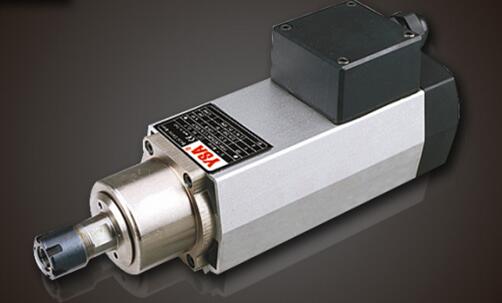 What factors need to be paid attention to when choosing a spindle motor on a CNC lathe